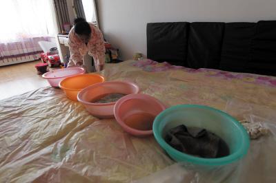 韩城楼上漏水，住户失联，小区没物管，业主维权难！律师来支招……